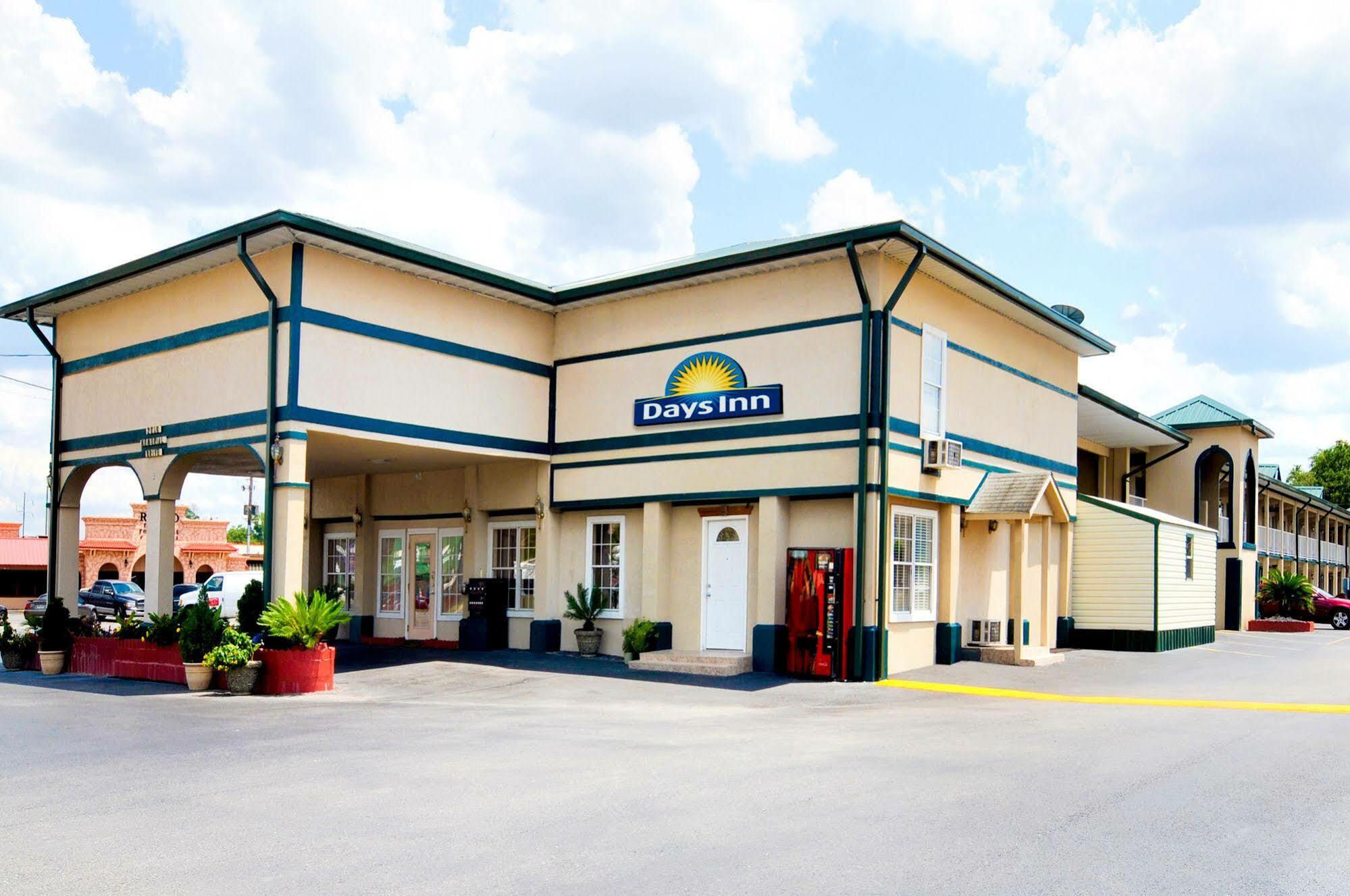 Days Inn By Wyndham Waycross Exterior photo